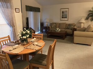 Huis, 4 slaapkamers | Woonruimte | Een flatscreentelevisie en een dvd-speler