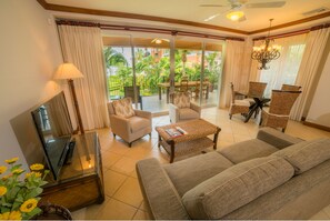 Appart'hôtel, plusieurs lits, non-fumeurs | Coin séjour | Télévision à écran plat