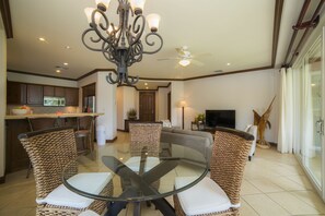 Daily cooked-to-order breakfast for a fee - Los Suenos Resort Bay Residence 8C (Jacó)