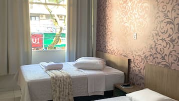 笔记本电脑工作区、遮光窗帘、免费 WiFi、床单