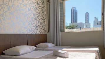 Quarto triplo econômico | Espaço de trabalho para notebook, cortinas blackout, Wi-Fi de cortesia