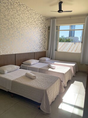 Economy Triple Room | Laptop workspace, blackout drapes, free WiFi, bed sheets - Hotel Ideal (Chapecó)