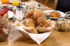 Daily buffet breakfast for a fee - La Clairiere Bio & Spahotel (La Petite-Pierre)