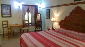 ห้องสแตนดาร์ดดับเบิล, เตียงใหญ่ 1 เตียง, ปลอดบุหรี่ | มินิบาร์, ตู้นิรภัยในห้องพัก, ห้องพักตกแต่งอย่างมีเอ  กลักษณ์