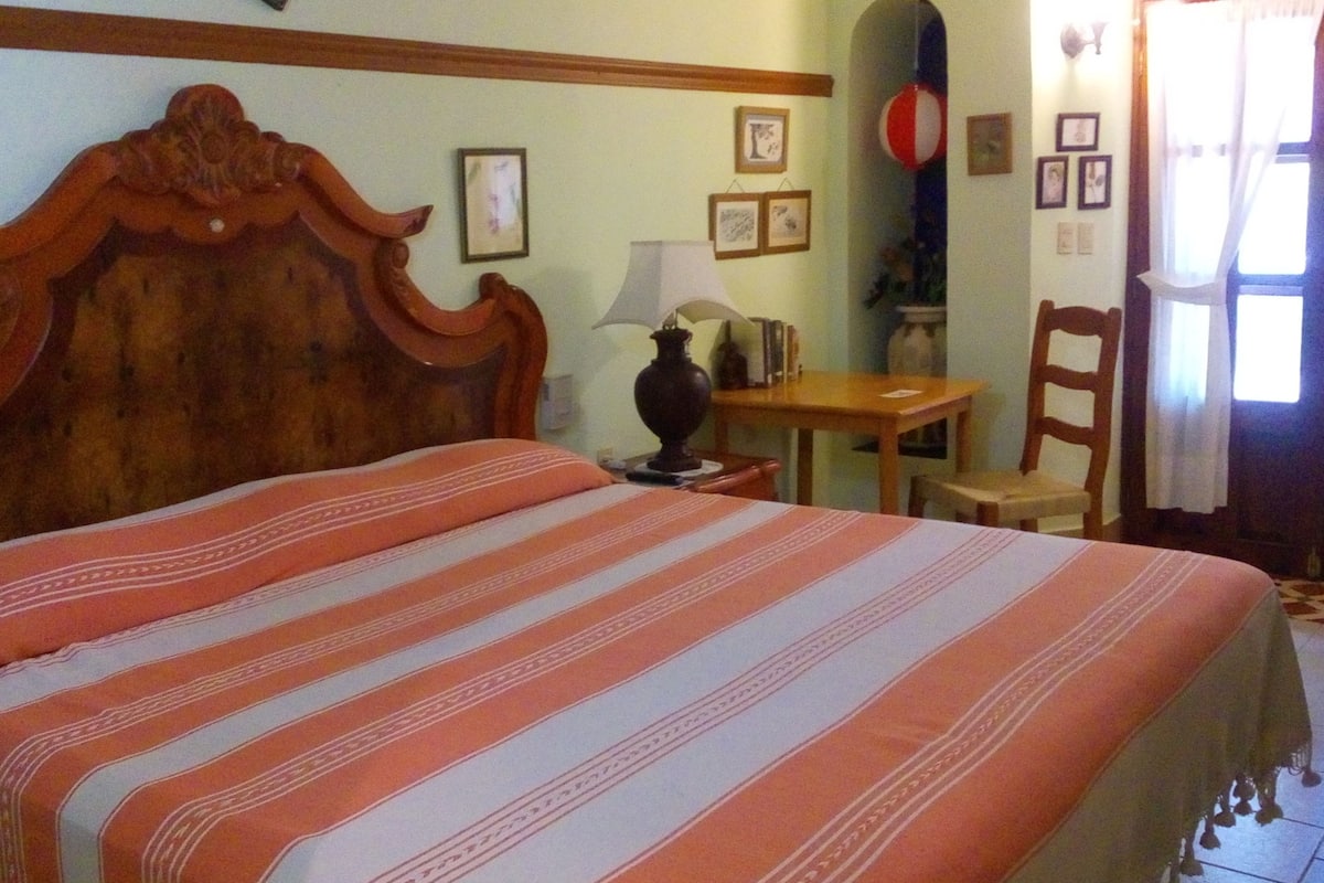 Standaard suite, 1 kingsize bed met slaapbank, keuken, uitzicht op binnenplaats | 1 slaapkamer, een minibar, een kluis op de kamer