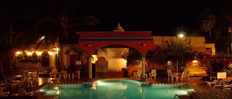 Piscine extérieure, parasols de plage, chaises longues