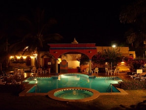 Piscina externa, funciona das 8h às 21h, guarda-sóis, espreguiçadeiras