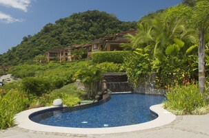 3 piscinas externas, espreguiçadeiras