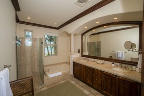 Combined shower/bathtub, deep-soaking bathtub, free toiletries, towels - Los Suenos Resort Marbella 3D (Jacó)