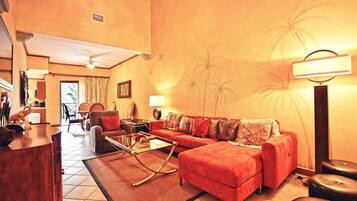 Condo, varias camas (Los Suenos Resort Veranda 1B) | Área de sala de estar | Televisión de pantalla plana