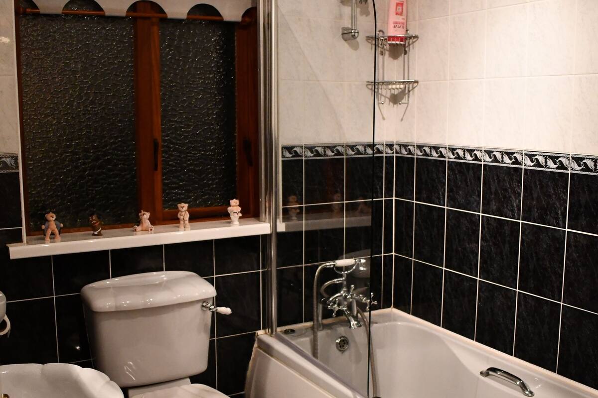 Chambre Double Classique, 1 grand lit, non-fumeurs | Salle de bain | Serviettes fournies