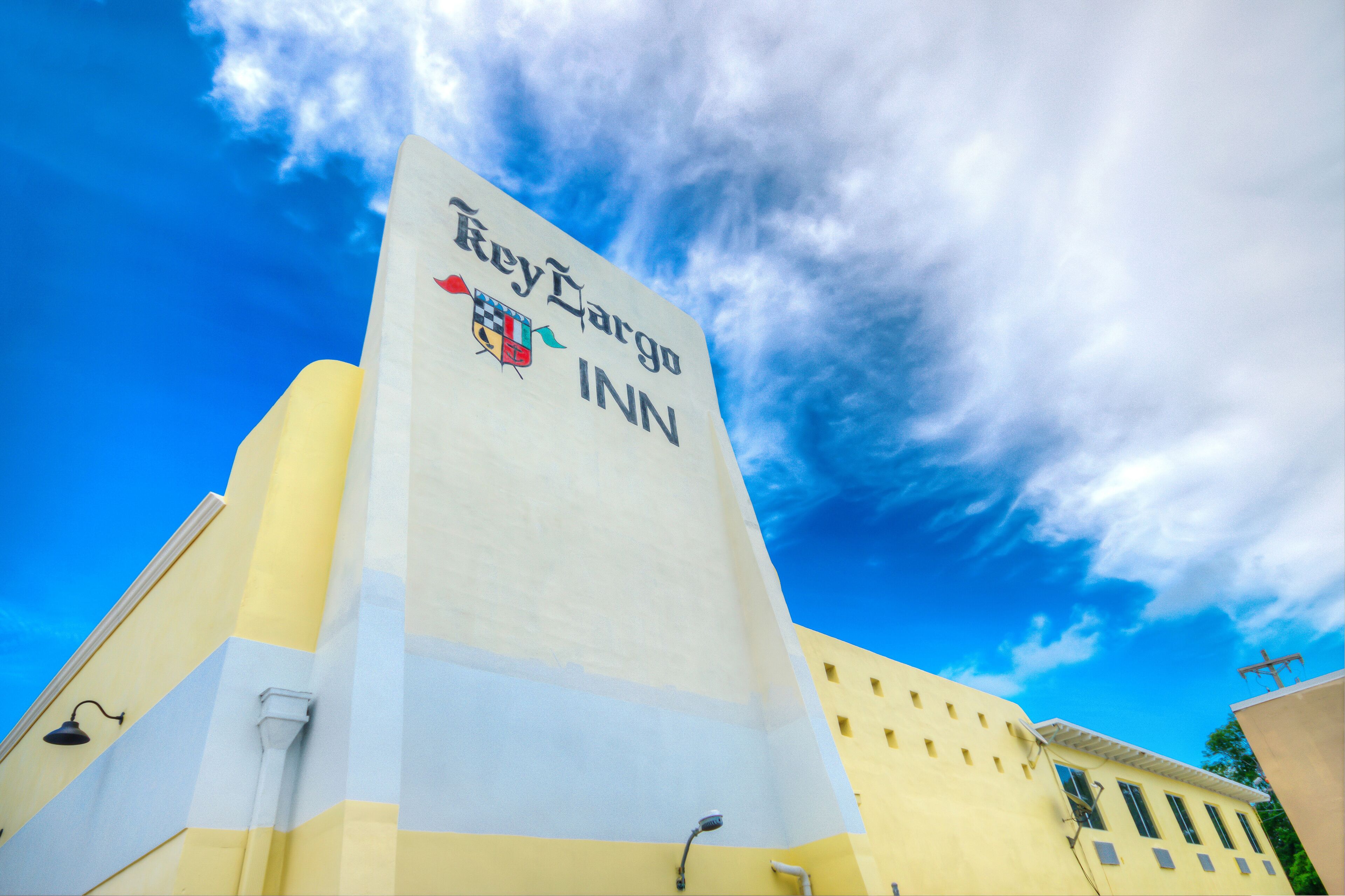 A hotel sign with the name "KeyLargo INN" and a logo.