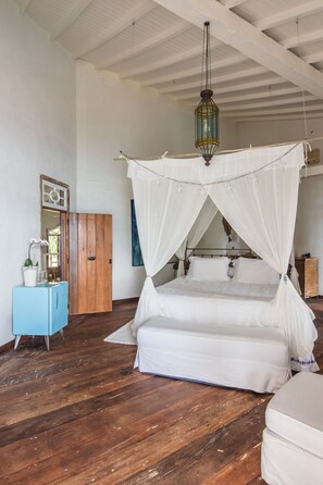 Double Room, Jetted Tub (Master) | Premium bedding, minibar, in-room safe, individually decorated - Vila Toro Guest House (Mongaguá)
