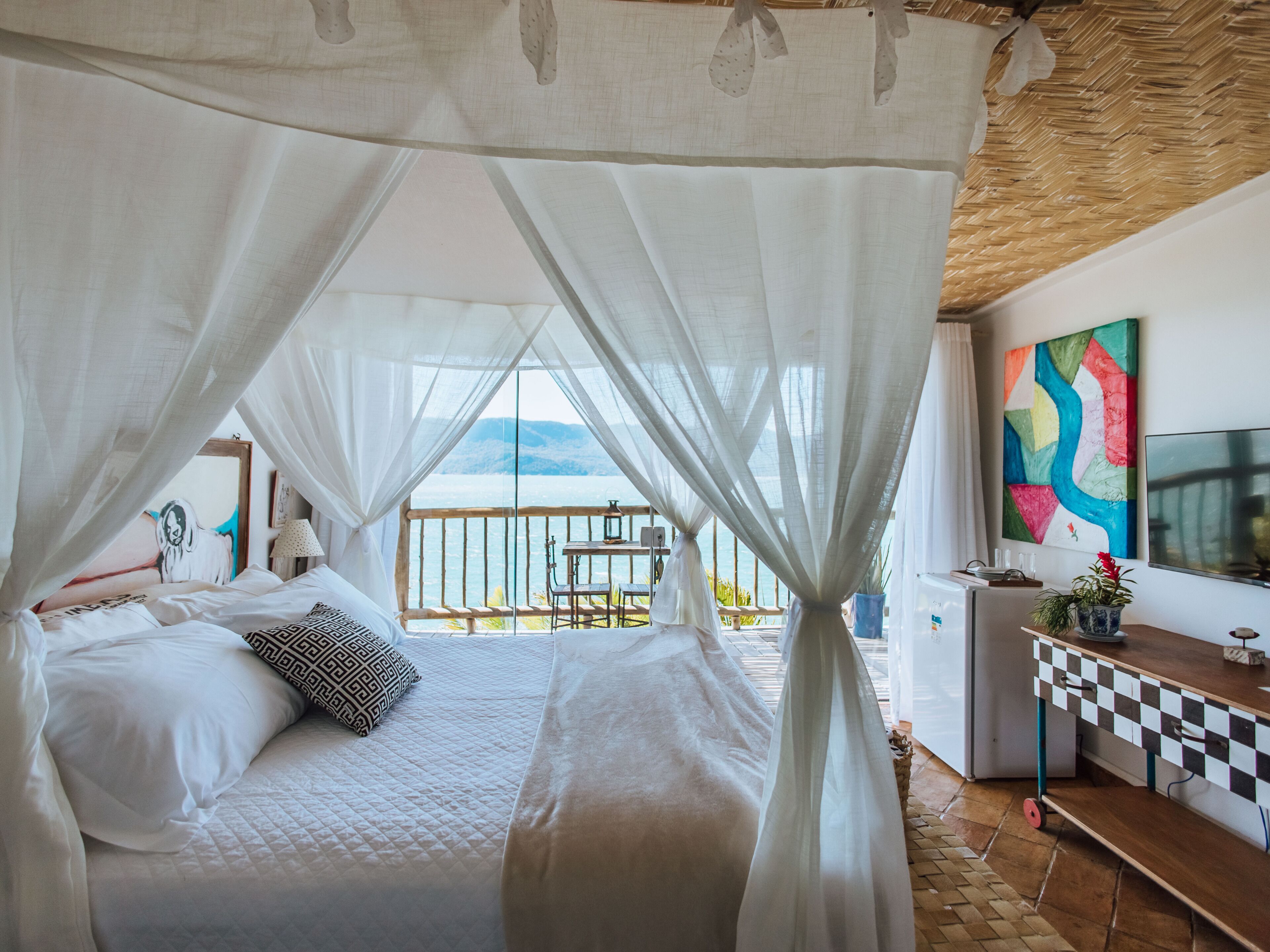 Suite – deluxe, 1 queensize-seng, sjøutsikt | Minibar, safe på rommet, wi-fi (inkludert) og sengetøy