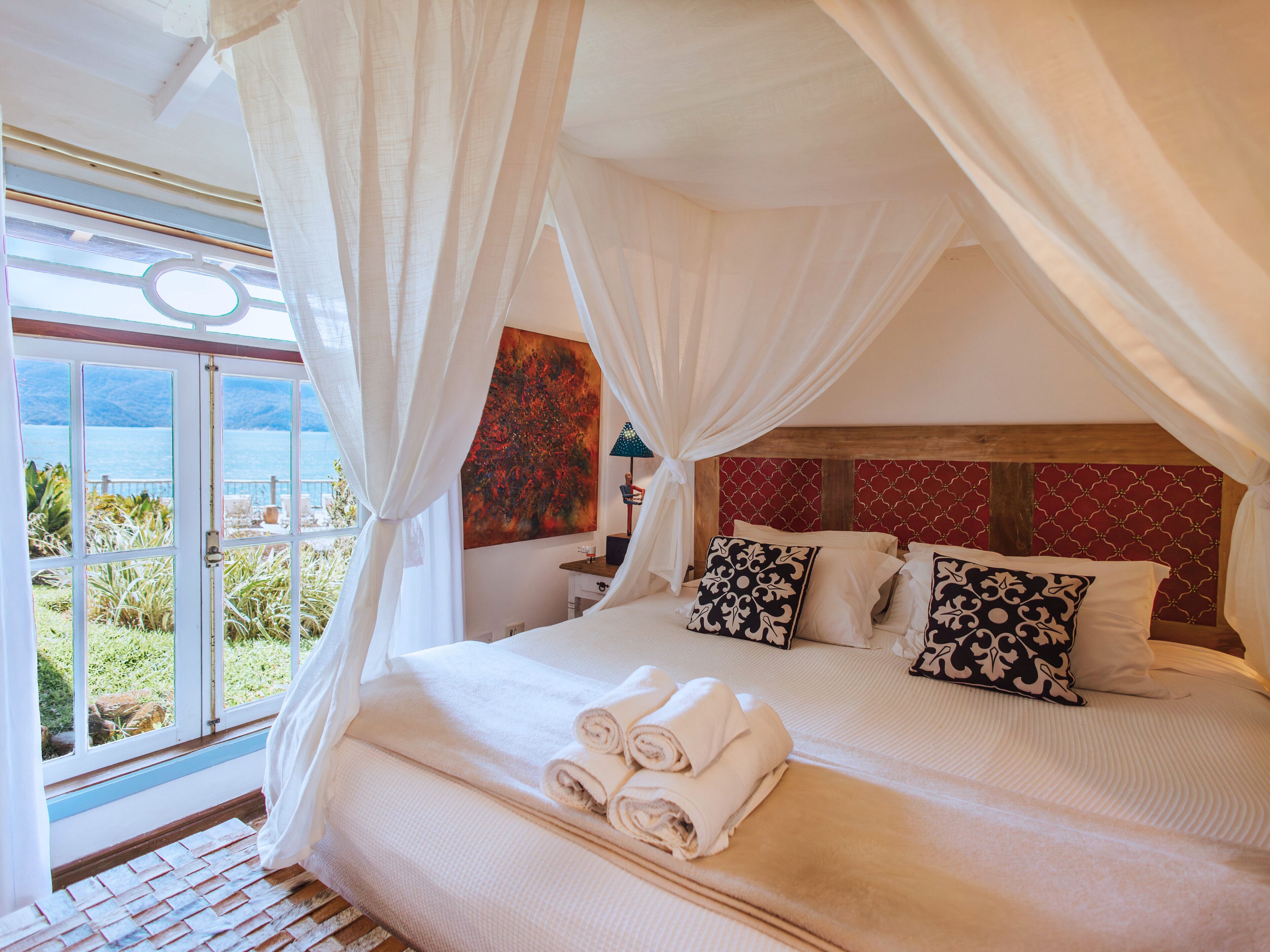 Comfort Suite, 1 King Bed, Sea View | Minibar, in-room safe, free WiFi, bed sheets