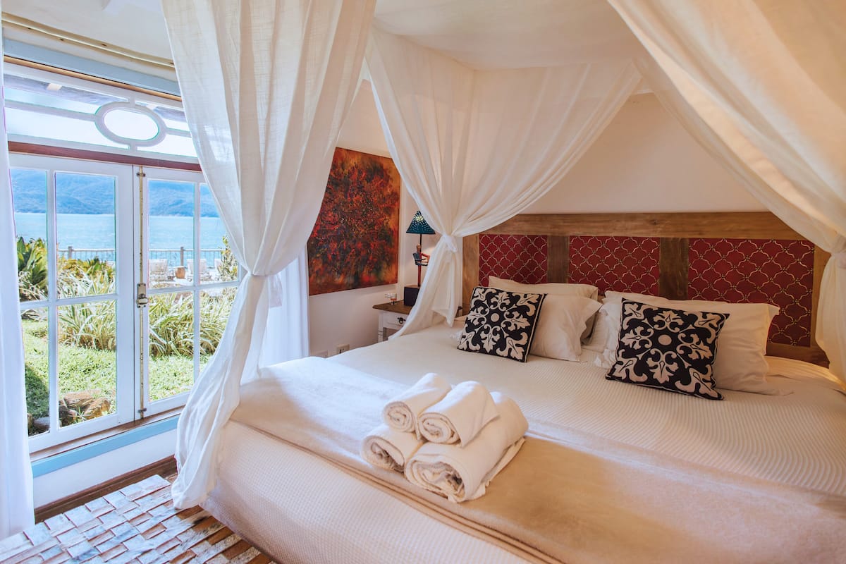 Comfort Suite, 1 King Bed, Sea View | Minibar, in-room safe, free WiFi, bed sheets