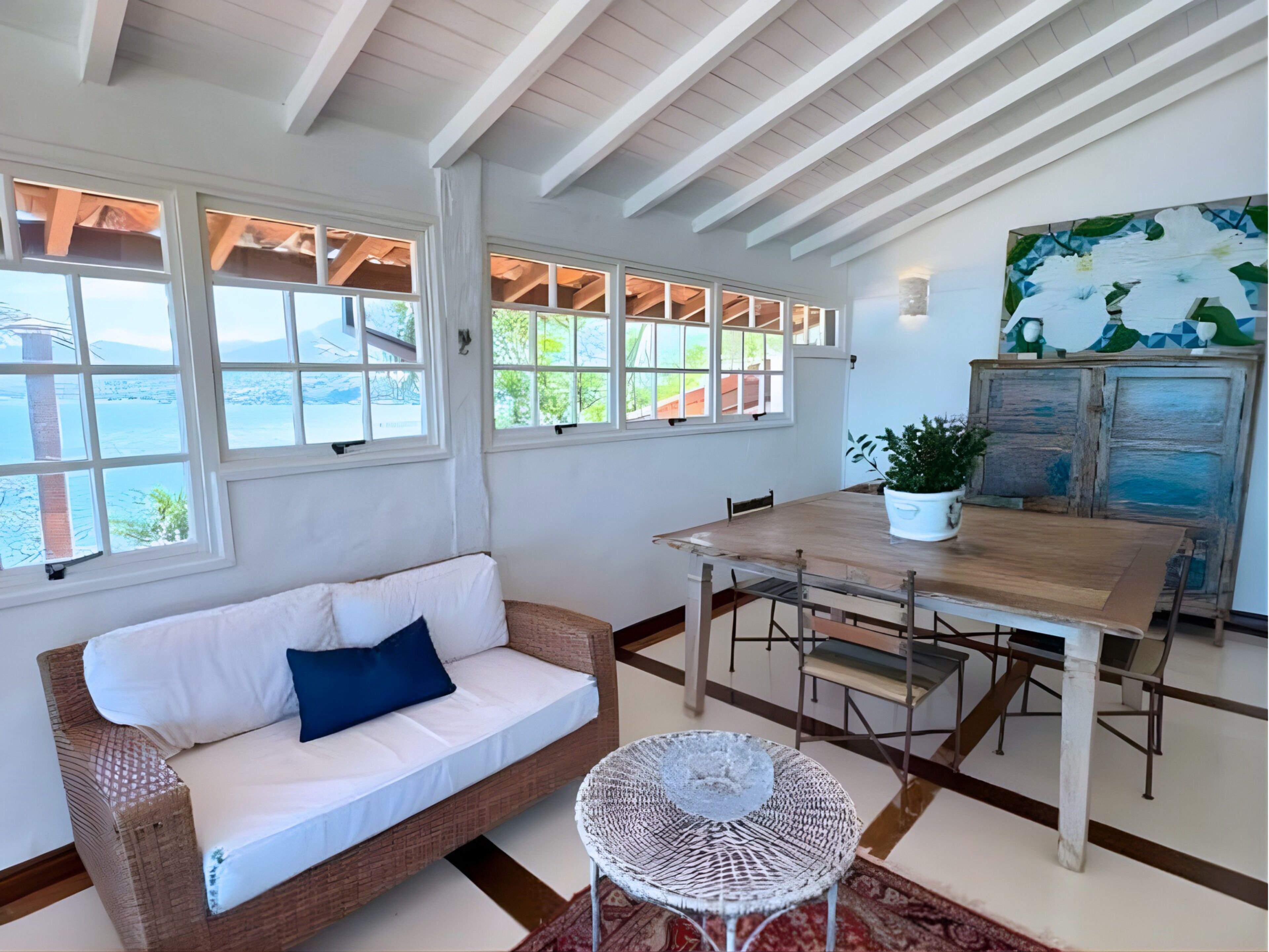 Luxury Suite, Jetted Tub, Sea View (Master) | Living area