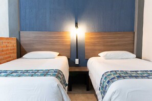 Escritorio, tabla de planchar con plancha, wifi gratis y ropa de cama