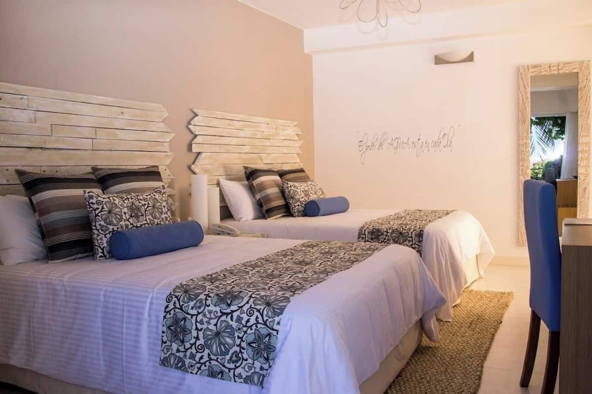 Minibar, caja de seguridad en la habitación y decoración personalizada