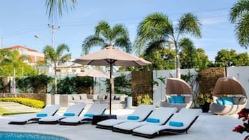 Piscine extérieure, parasols de plage, chaises longues