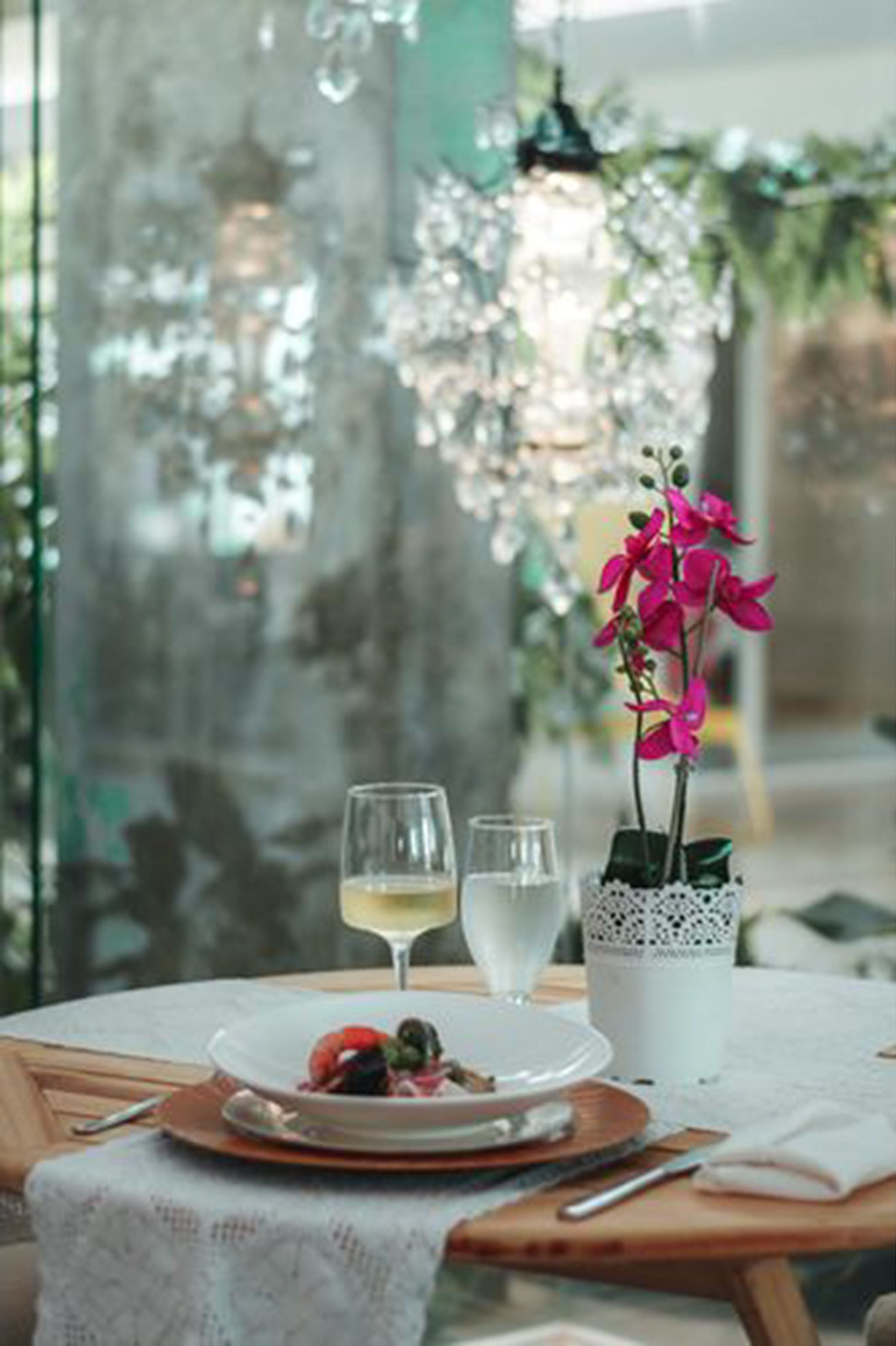 Frühstück, Mittagessen, Brunch, lokale und internationale Küche 