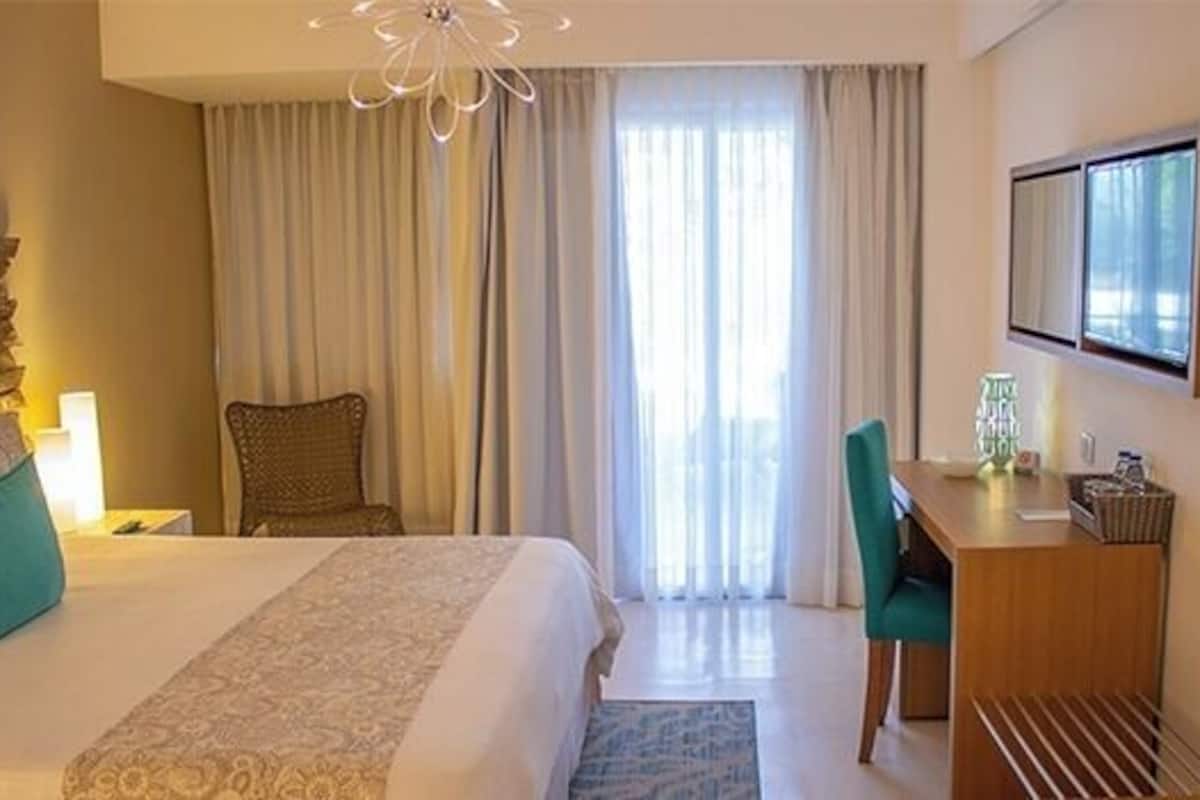 Minibar, caja de seguridad en la habitación y decoración personalizada