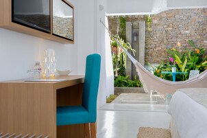 Minibar, una cassaforte in camera, una scrivania