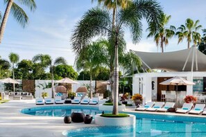 Outdoor pool, pool umbrellas, pool loungers - H2otel Boutique BY LD Hoteles (Paraguachí)