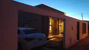 A modern building with a car parked in front. - Casa Gobernador Gregores Patagonia (Gobernador Gregores)