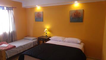 Maison Familiale, 1 chambre, salle de bains privée | 1 chambre, fer et planche à repasser, draps fournis