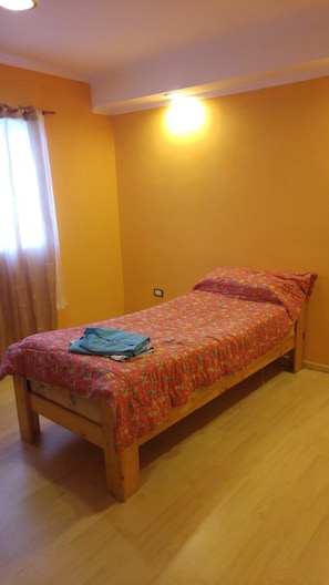 1 habitación, tabla de planchar con plancha y ropa de cama 