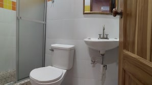 Deluxe Suite, Multiple Beds, Non Smoking | Bathroom - Hotel Casa Sarita (Pedasí)