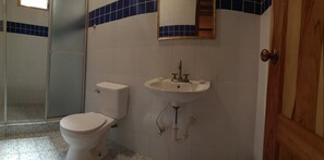 Deluxe Suite, Multiple Beds, Non Smoking | Bathroom | Shower, rainfall showerhead, free toiletries