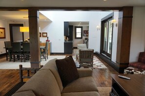 Flat-screen TV - Ski in, Ski out, 3 Bedroom Luxury Residence on Fanny Hill in Snowmass Village (Snowmass Village)