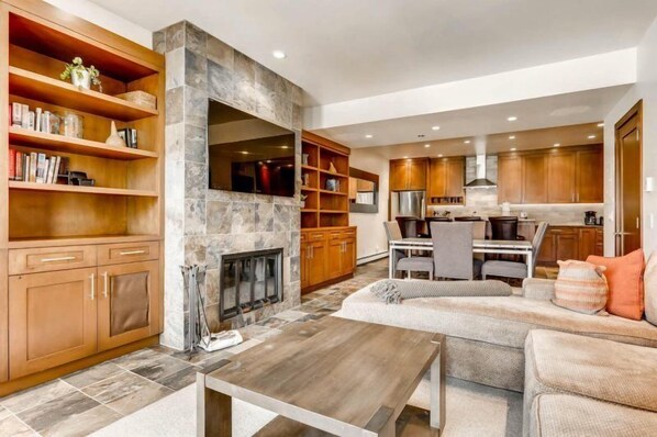 Appartement (Snowmass_Woodrun_9935) | Woonkamer | Een flatscreentelevisie