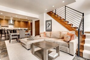 Condo (Snowmass_Woodrun_9935) | Sala de estar | TV de tela plana