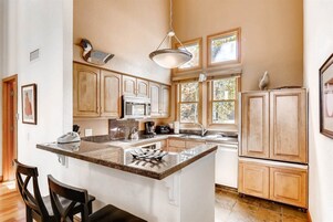 Micro-ondas, fogão, cooktop, talheres/pratos/utensílios de cozinha