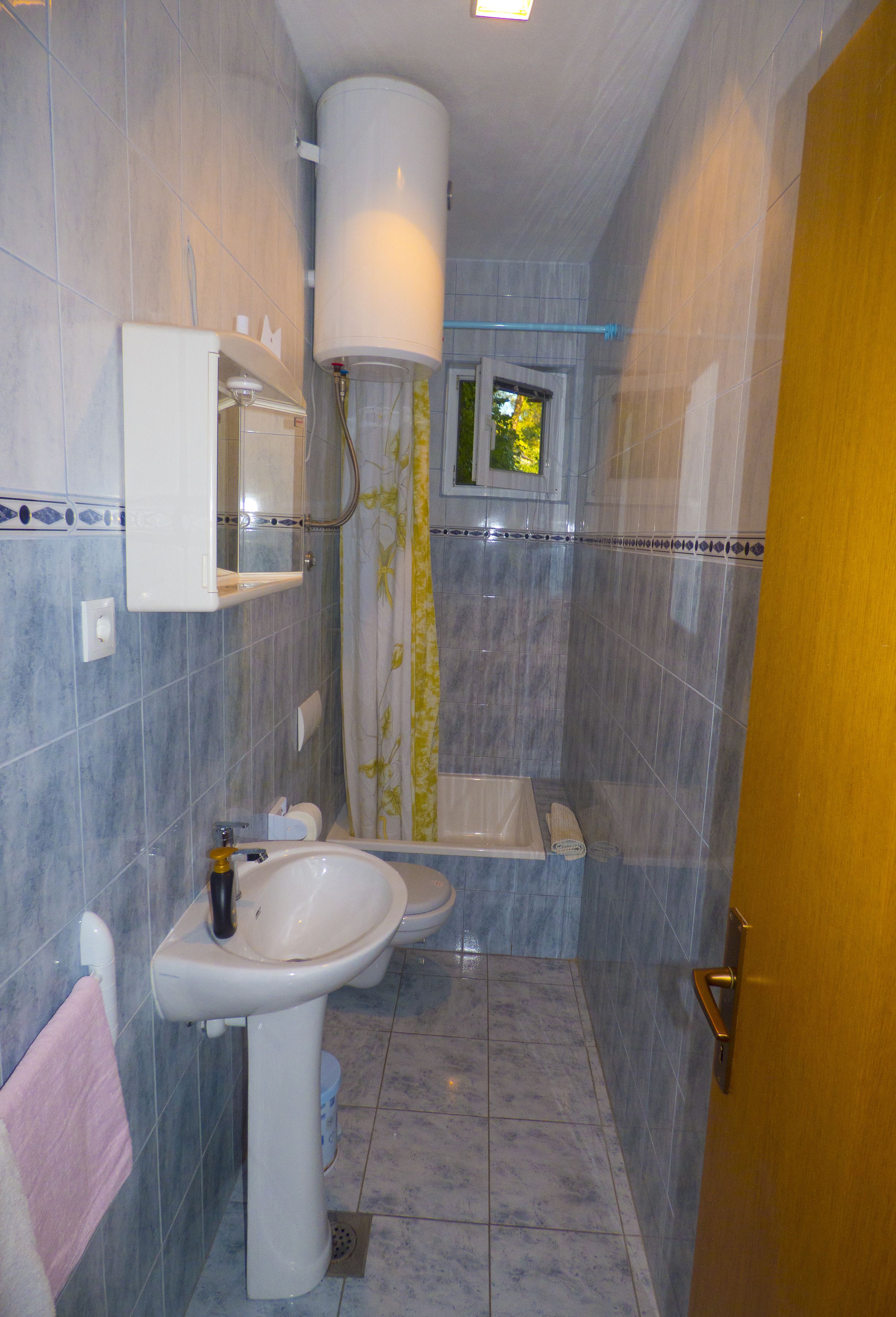 A bathroom with a sink, toilet, and bathtub.