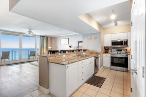 Apartment, 1 Schlafzimmer, Whirlpool, Strandblick (Emerald Beach Resort 1133) | Eigene Küche | Kühlschrank, Mikrowelle, Ofen, Herdplatte