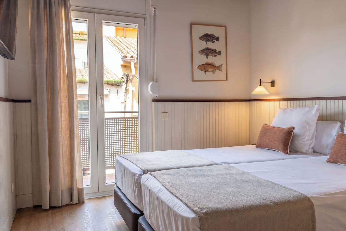 Habitación Doble con balcón | Caja de seguridad en la habitación, escritorio y cunas gratuitas