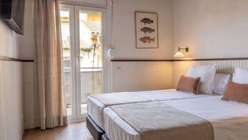 Habitación Doble con balcón | Caja de seguridad en la habitación, escritorio y cunas gratuitas
