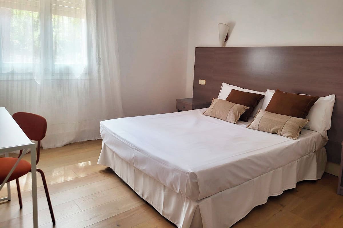 Double Room | In-room safe, desk, free cots/infant beds, free WiFi