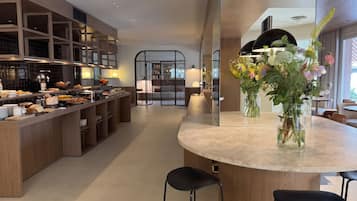 Petit déjeuner buffet servi tous les jours en supplément