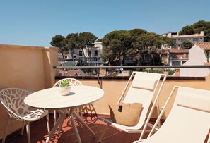 Kamer, 1 twee- of 2 eenpersoonsbedden, gedeeltelijk uitzicht op zee | Een kluis op de kamer, een bureau, gratis babybedden, gratis wifi