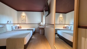 Triple Room | In-room safe, desk, cribs (free), WiFi (free) - Hotel Medium Montecarlo  (Llafranc)