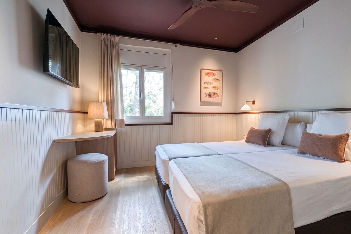 Minibar, safe på rommet, skrivebord og barnesenger (inkludert)