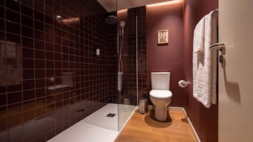 Habitación triple | Baño | Secadora de cabello, toallas, jabón, shampoo