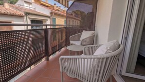 Doppel- oder Zweibettzimmer, eingeschränkter Meerblick | Balkon