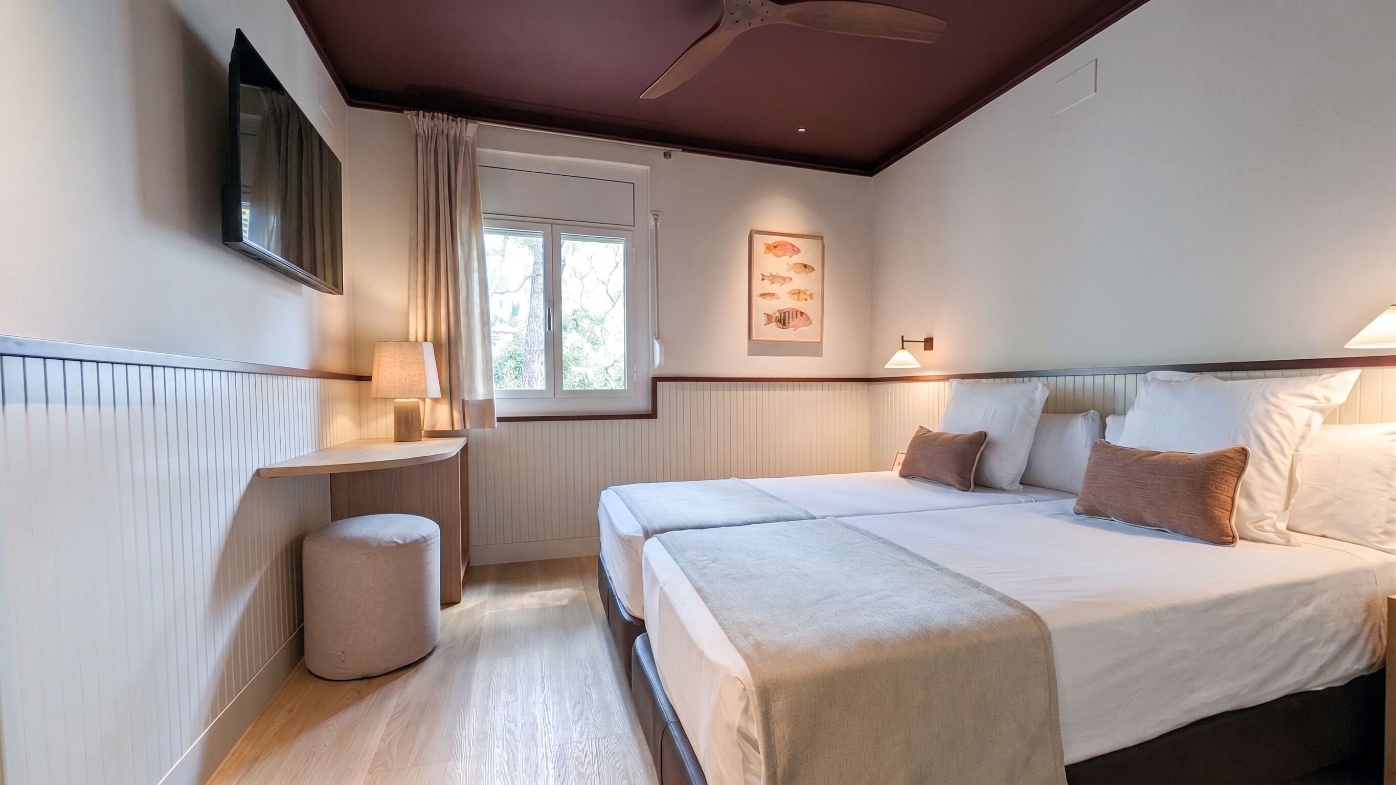 Double Room | In-room safe, desk, cribs (free), WiFi (free)