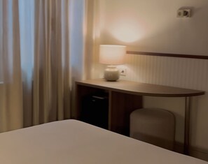Triple Room | In-room safe, desk, free cribs/infant beds, free WiFi